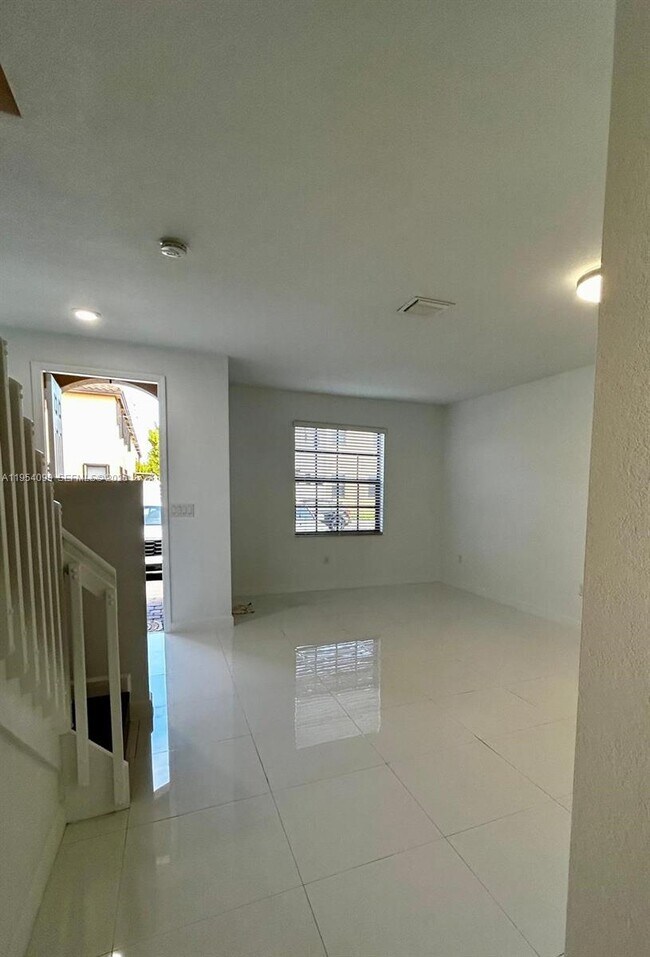 3320 W 92nd Pl in Hialeah, FL - Building Photo - Building Photo
