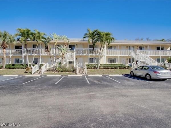 4621 Bayshore Dr in Naples, FL - Foto de edificio