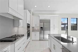 16386 Viansa Wy in Naples, FL - Foto de edificio - Building Photo