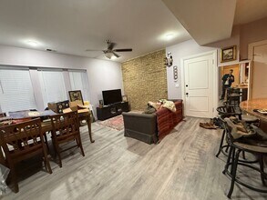 2452 W Ardmore Ave in Chicago, IL - Building Photo - Building Photo