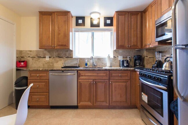 37 Oxford Cir, Unit 1 in Belmont, MA - Building Photo - Building Photo