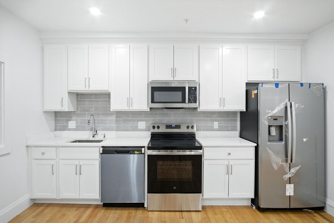 21 Regent Cir, Unit 5 in Brookline, MA - Foto de edificio