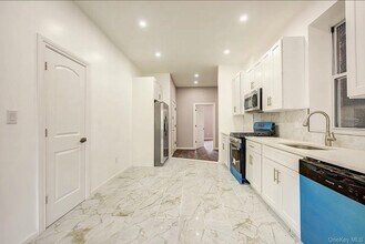 576 Essex St in Brooklyn, NY - Building Photo - Building Photo