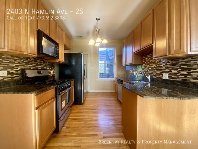 2403 N Hamlin Ave in Chicago, IL - Building Photo - Building Photo