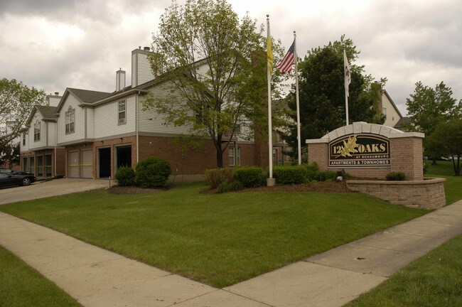 12 Oaks At Schaumburg in Schaumburg, IL - Foto de edificio - Building Photo