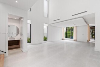 10536 NW 67th Terrace in Doral, FL - Building Photo - Building Photo