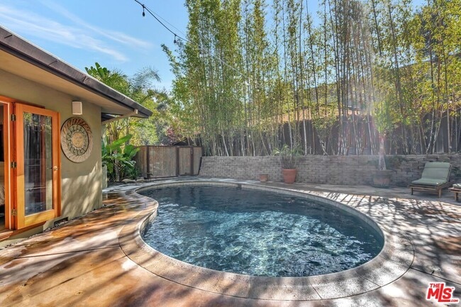 15511 Woodcrest Dr in Los Angeles, CA - Building Photo - Building Photo