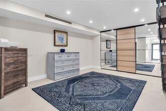 6901 Edgewater Dr in Coral Gables, FL - Foto de edificio - Building Photo