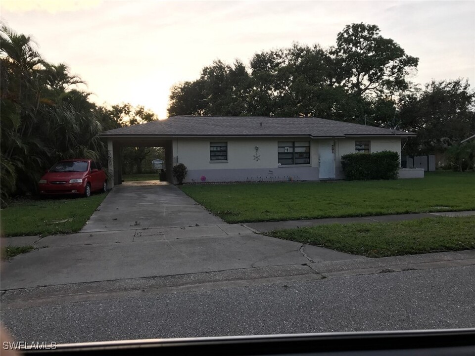 1958 Knight St in Ft. Myers, FL - Building Photo