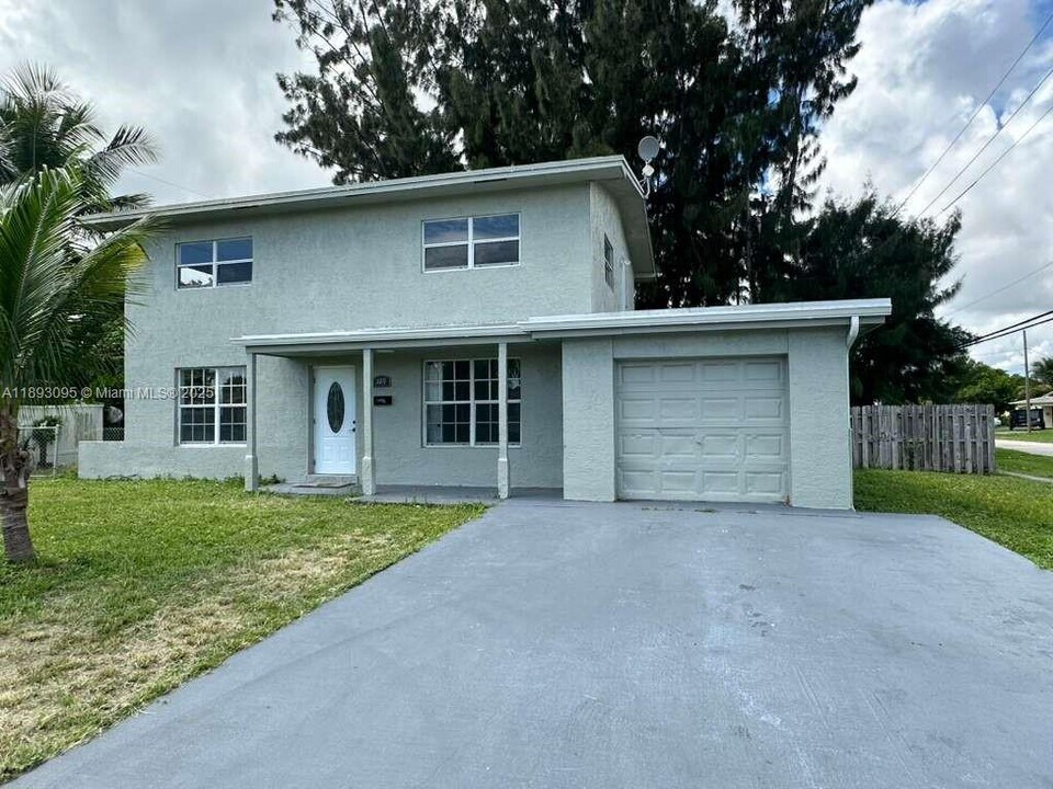1189 NW 45th Ave in Lauderhill, FL - Building Photo