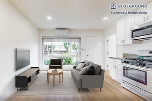 7949 Romaine St in West Hollywood, CA - Building Photo