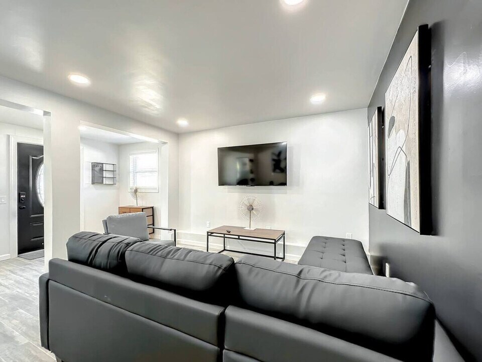 173 S Orange Ave in Orlando, FL - Building Photo