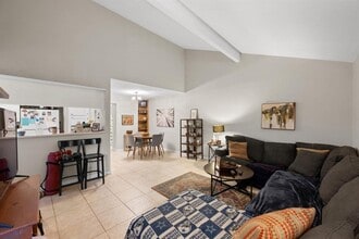 12817 Hymeadow Dr in Austin, TX - Building Photo - Building Photo