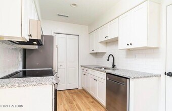 1623 Francis Rd in Knoxville, TN - Foto de edificio - Building Photo