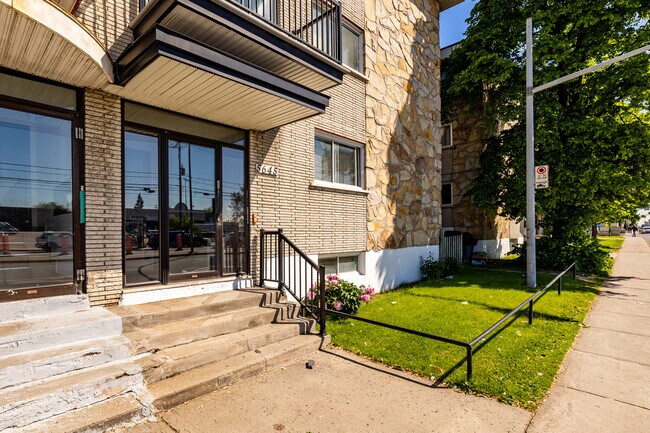 5645 Henri-Bourassa Boul E in Montréal, QC - Building Photo - Building Photo