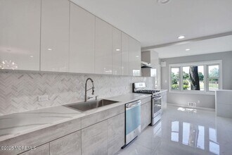 17 Roslyn Dr in Ocean Township, NJ - Building Photo - Building Photo