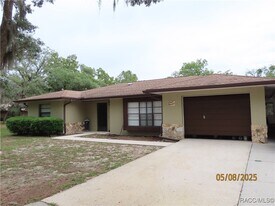 100 E Knightsbridge Pl in Lecanto, FL - Building Photo