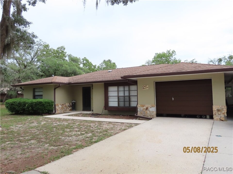 100 E Knightsbridge Pl in Lecanto, FL - Building Photo
