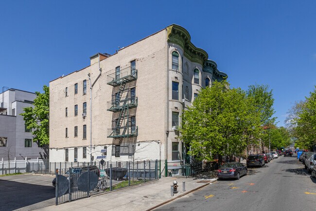 305 Eldert St in Brooklyn, NY - Foto de edificio - Building Photo