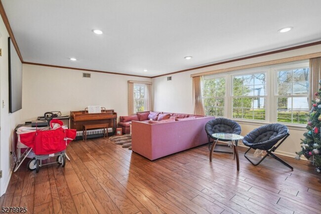 8 Mounthaven Dr in Livingston, NJ - Building Photo - Building Photo