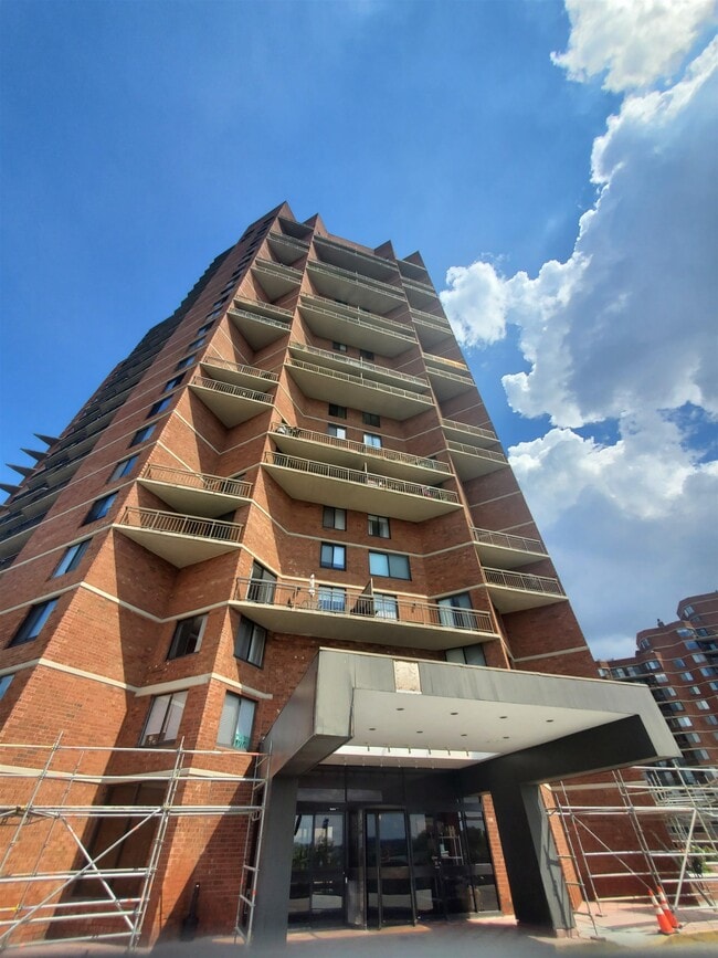 240 Harmon Cove Tower in Secaucus, NJ - Building Photo - Building Photo