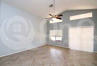 511 E Pinto Dr in Gilbert, AZ - Foto de edificio - Building Photo
