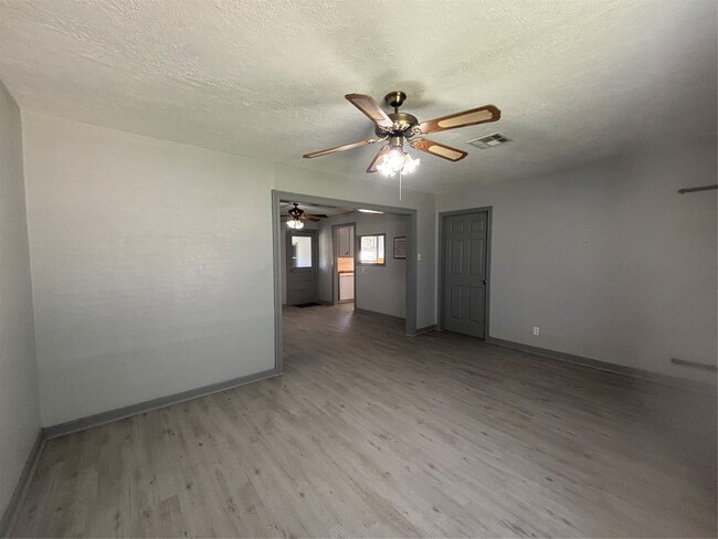 301 19th Ave N in Texas City, TX - Building Photo - Building Photo