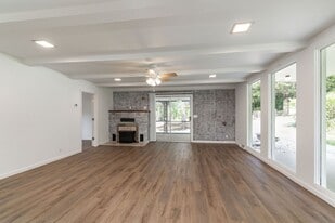 8669 Historic Hwy 165 in Hollister, MO - Building Photo