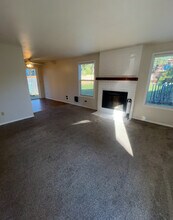18000 Weaver Ct, Unit 2 Bed in Sandy, OR - Foto de edificio - Building Photo