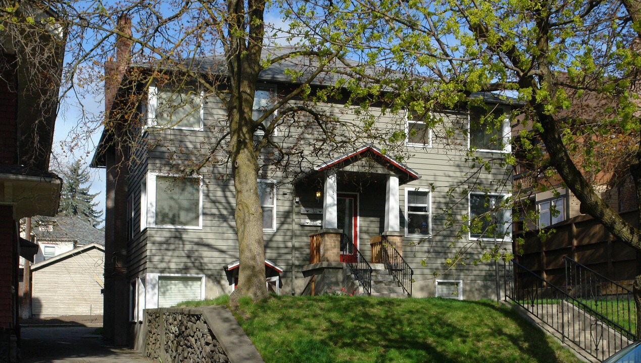 424 S Hemlock St in Spokane, WA - Foto de edificio