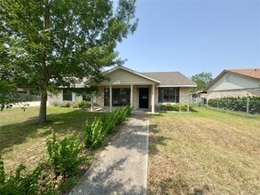 821 Guadalupe St in Lockhart, TX - Building Photo - Building Photo