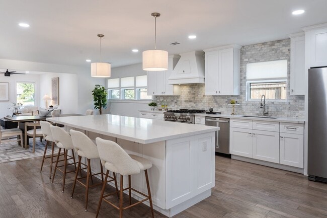 2501 Briarhurst Dr in Houston, TX - Building Photo - Building Photo