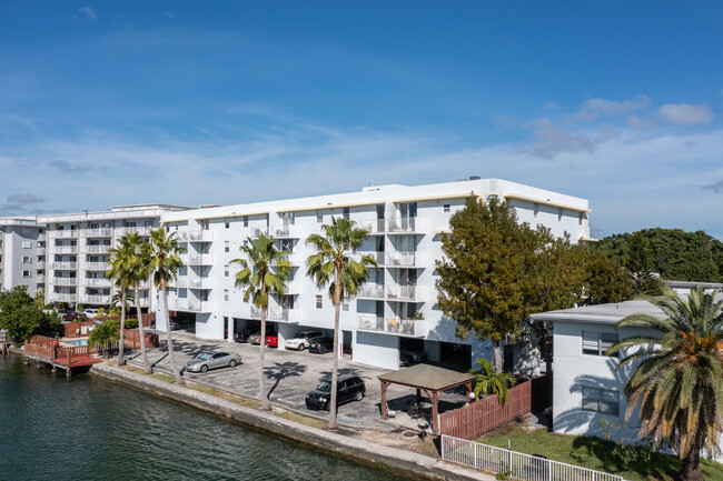 Coral Bay Club in Miami Beach, FL - Building Photo - Building Photo