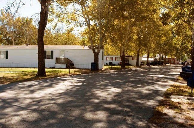 Sycamore Square in Wichita, KS - Foto de edificio - Building Photo