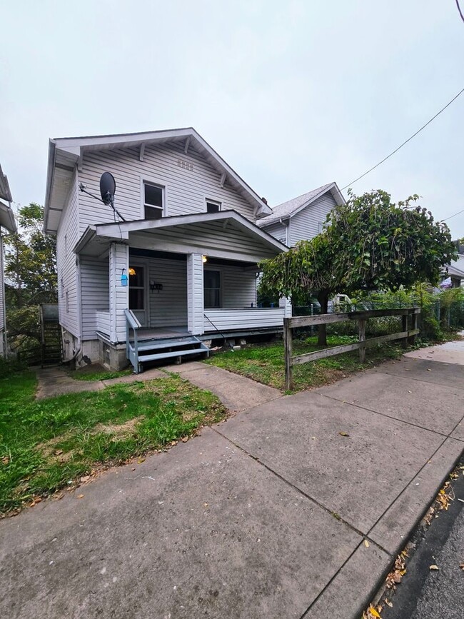 property at 1715 Woodmont Ave