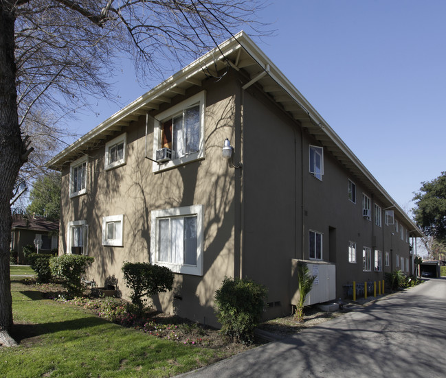 Sylvan Gardens in Van Nuys, CA - Building Photo - Building Photo