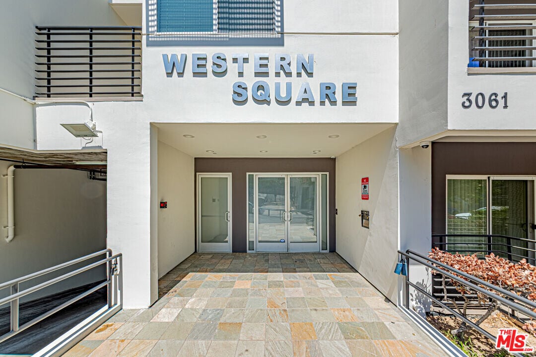 3061 W 12th Pl in Los Angeles, CA - Building Photo