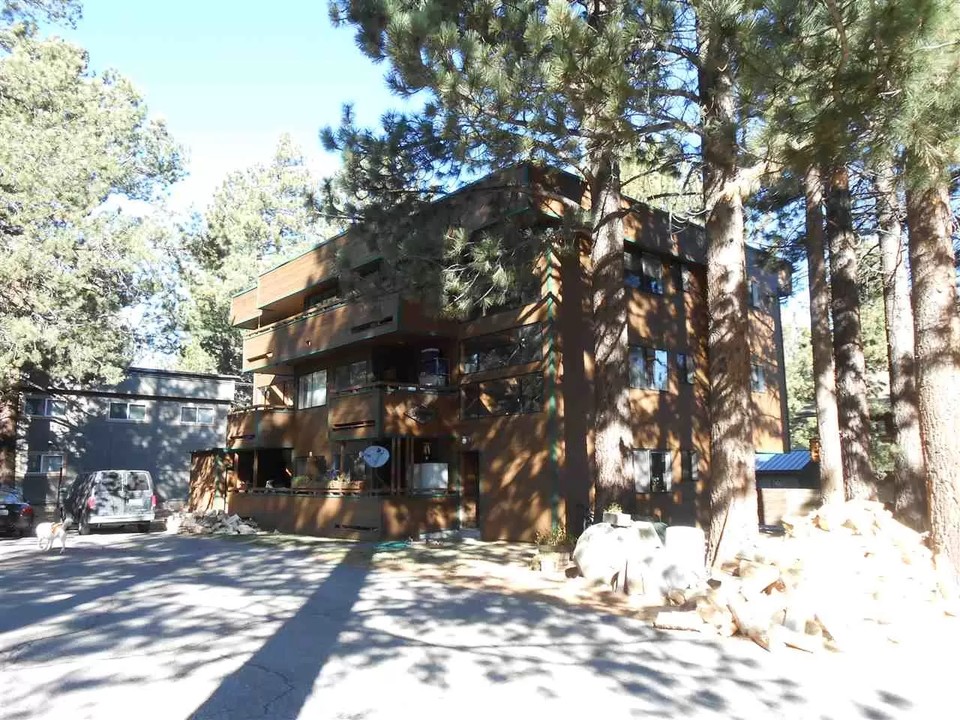 340 Chaparral Rd in Mammoth Lakes, CA - Foto de edificio