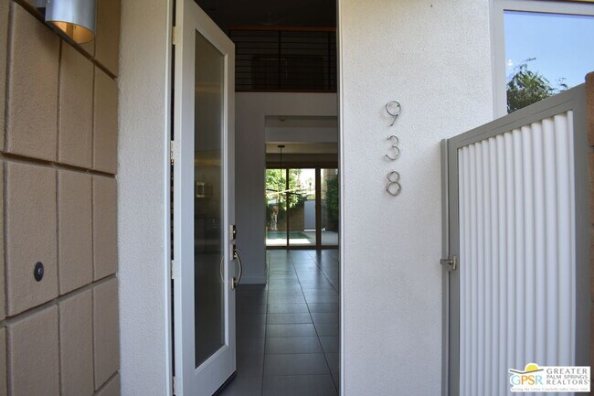 938 Oceo Cir S in Palm Springs, CA - Building Photo - Building Photo
