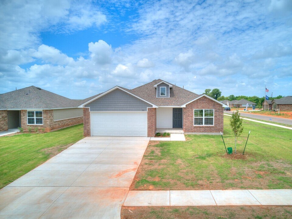 921 Buffalo Ln in Mustang, OK - Foto de edificio
