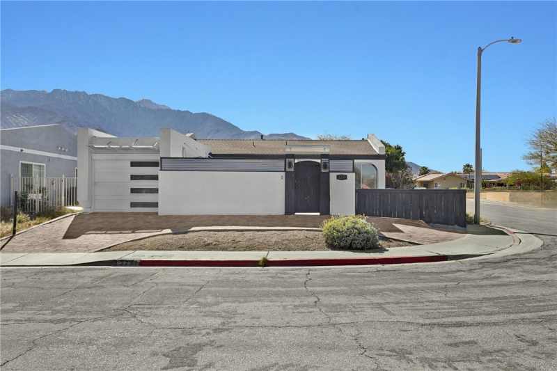 3291 N Sandspring Dr in Palm Springs, CA - Building Photo