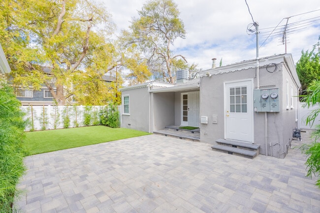 5025 Kester Ave in Sherman Oaks, CA - Foto de edificio - Building Photo