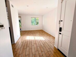 7600 N Courage Way in Van Nuys, CA - Foto de edificio - Building Photo