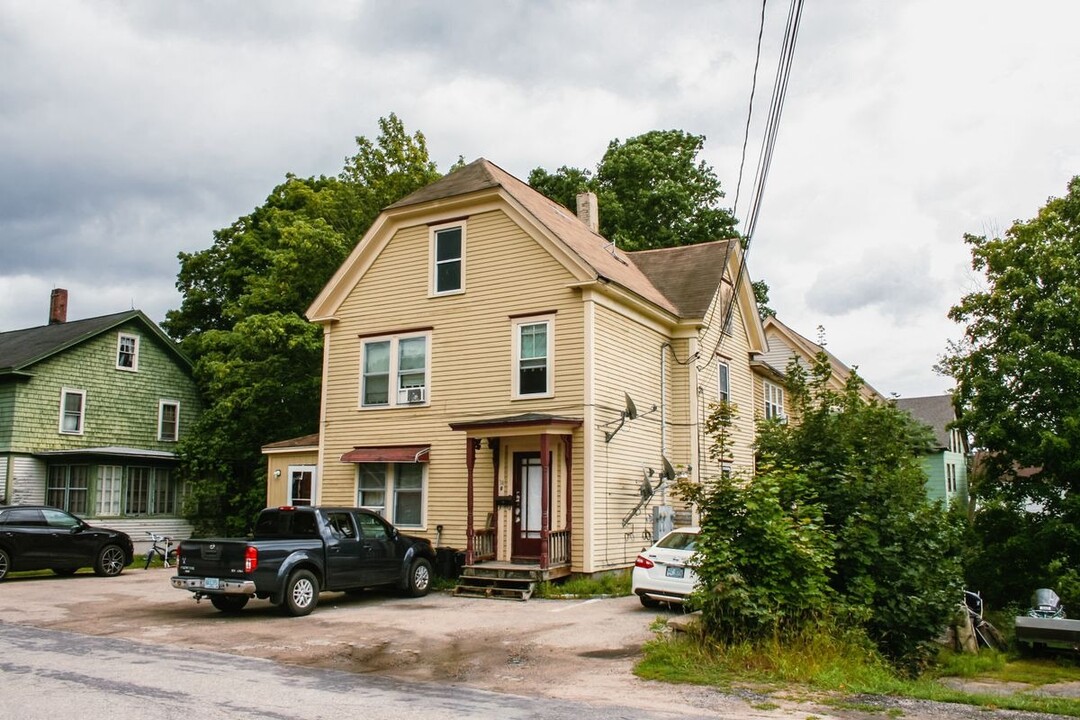 34 Grove St in Farmington, NH - Building Photo