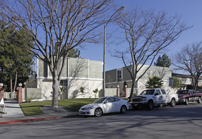 1233 W McKinley Ave in Sunnyvale, CA - Foto de edificio - Building Photo