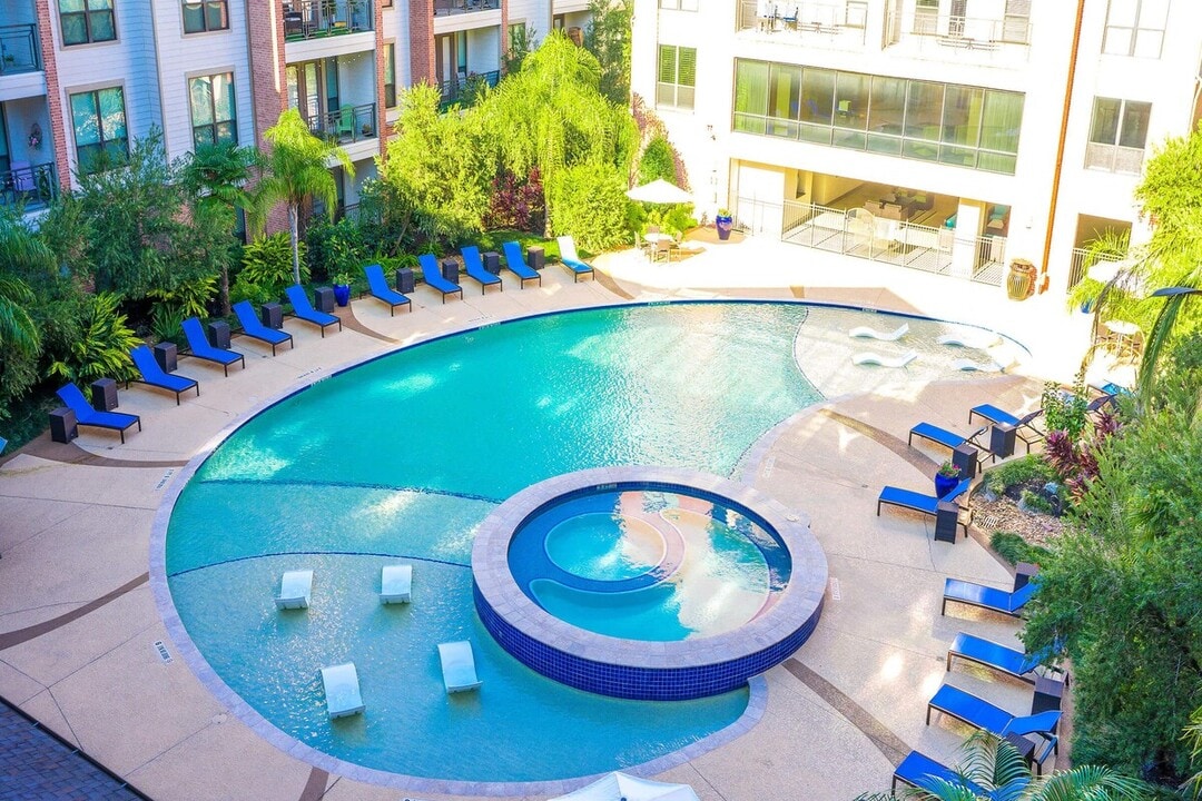 San Antigua in Houston, TX - Building Photo