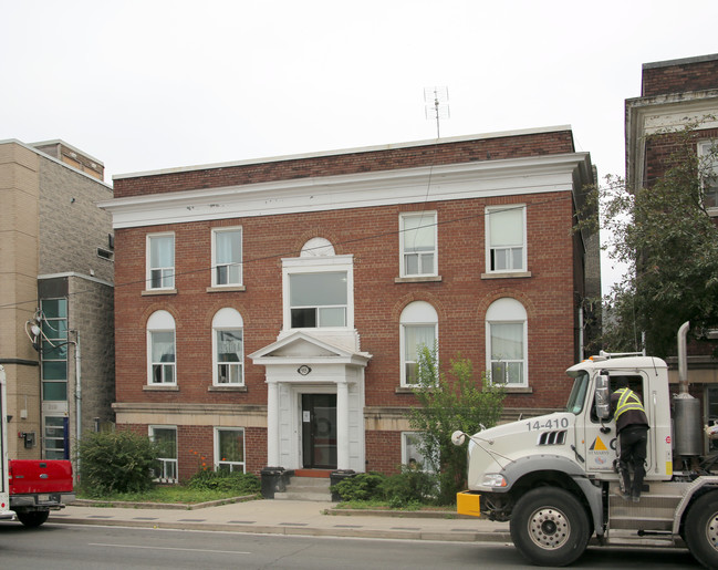 915 St Clair Ave W in Toronto, ON - Building Photo - Building Photo