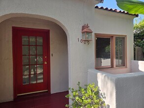 1009 Havenhurst Dr in Los Angeles, CA - Building Photo - Building Photo