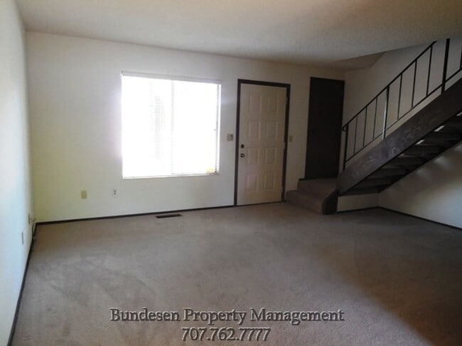 1305 Gold Way in Rohnert Park, CA - Building Photo - Building Photo