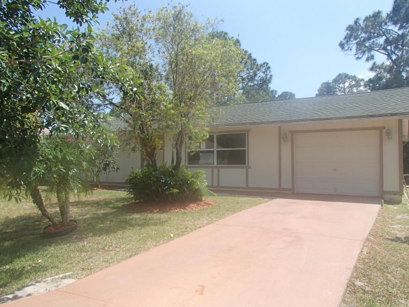 132 SW Crescent Ave in Port St. Lucie, FL - Building Photo